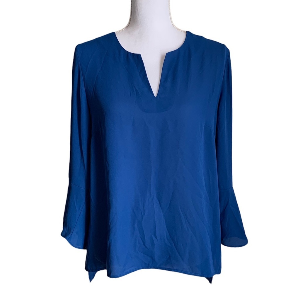 Violet & Claire Women’s Blue V-neck blouse Size Medium
